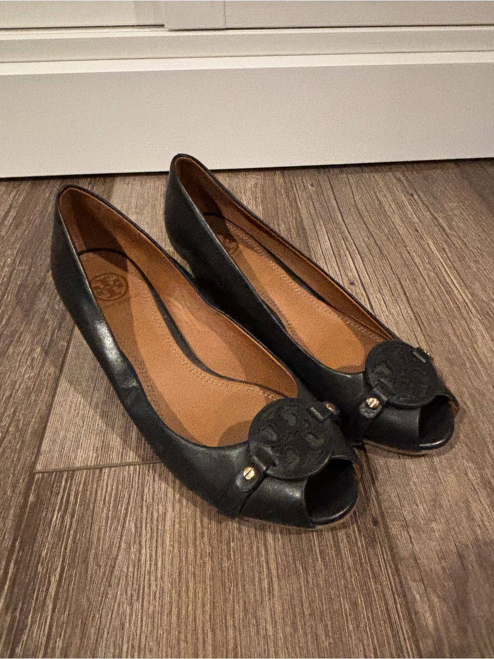 Tory Burch Women's Mini Miller Black Wedge Leather Logo Pump size 8.5